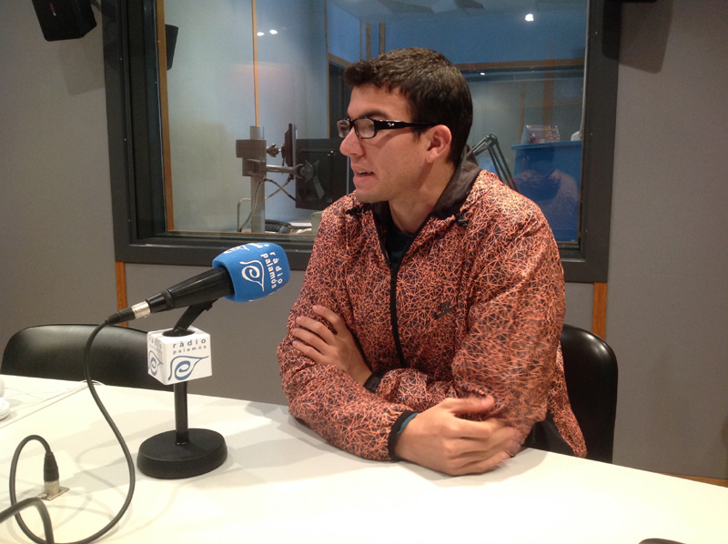 Adel Mechaal en una fotografia d'arxiu, als estudis de Ràdio Palamós.