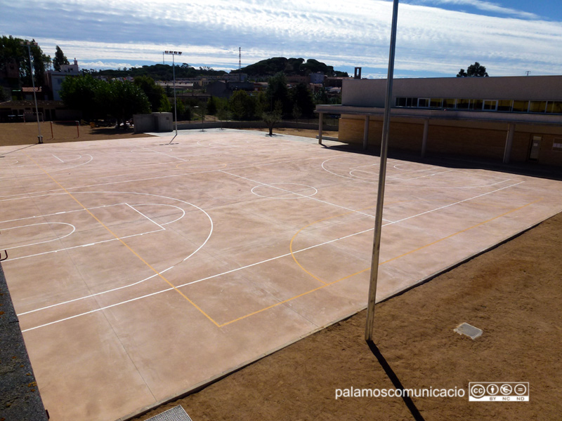 La nova pista poliesportiva de l'escola Vila-romà