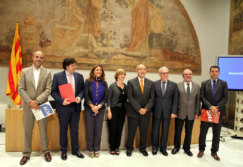 Els representants de les institucions firmants de l'acord. (Foto: Generalitat de Catalunya).