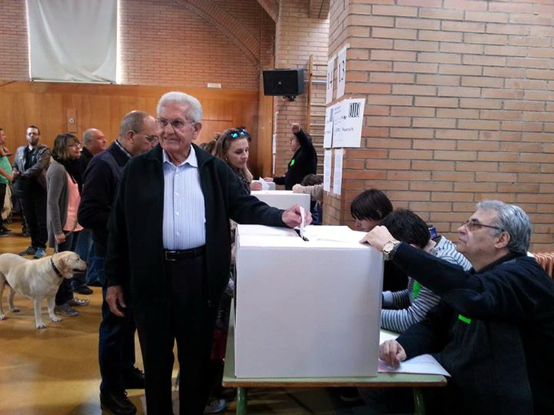 Una de les persones que va anar a votar en la consulta del 9N. (Foto: Carles Reyes).