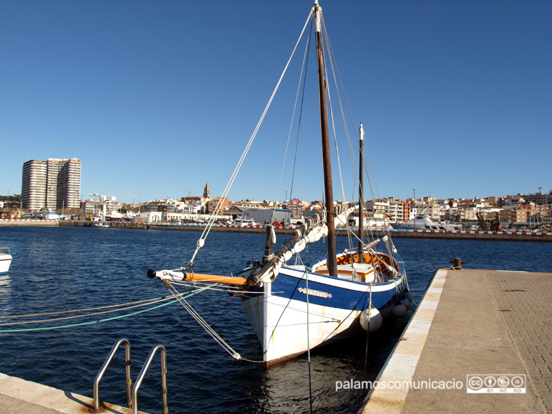 El veler 'Rafael', amarrat al port de Palamós.