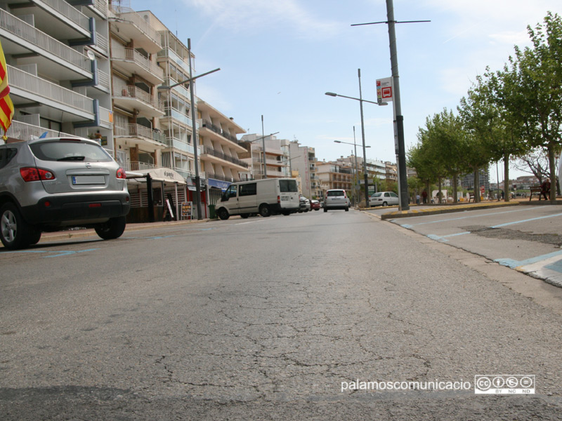 Tram del passeig del Mar de Palamós que està previst pavimentar.