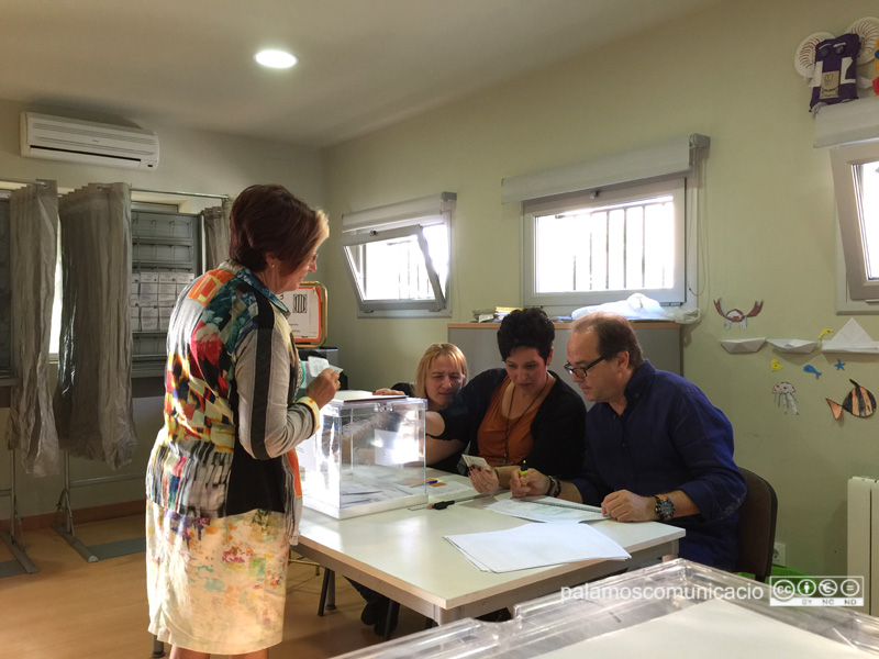 Votació en un col·legi electoral de Palamós, ahir.