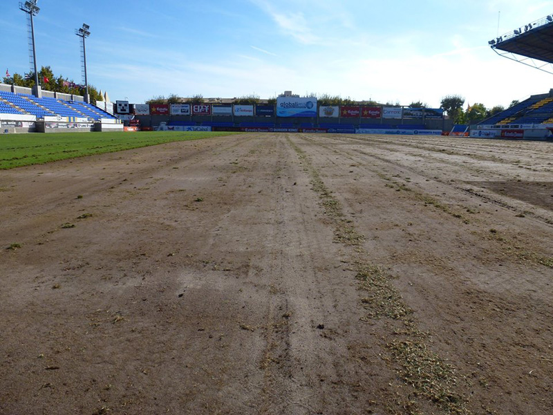 El terreny de joc de l'Estadi, a punt per posar-hi la nova gespa. (Foto: Palamós CF).