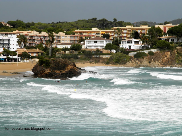 Onatge a la platja de La Fosca, ahir. (Foto: tempspalamos.blogspot.com).