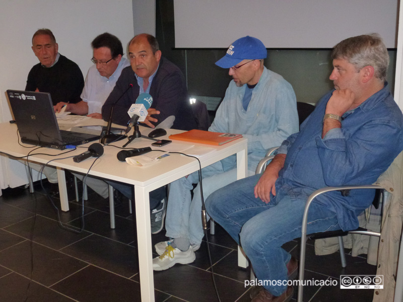 La junta directiva del Palamos CF, ahir durant l'assemblea. (Foto: Palamós CF).