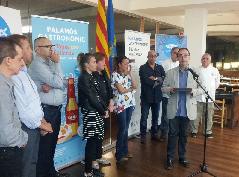 La vídua i les dues filles de Fermín Navarro, en l'acte d'homenatge. (Foto: Ajuntament de Palamós).