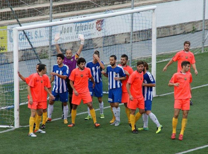 Imatge del partit del Palamós de diumenge enfront la U.E. Figueres. (Foto: Joan Carreras).