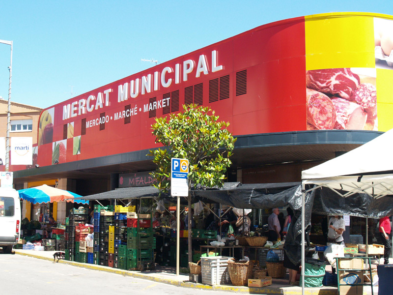 Les parades de la fruita i la verdura es posen al voltant del Mercat Municipal.
