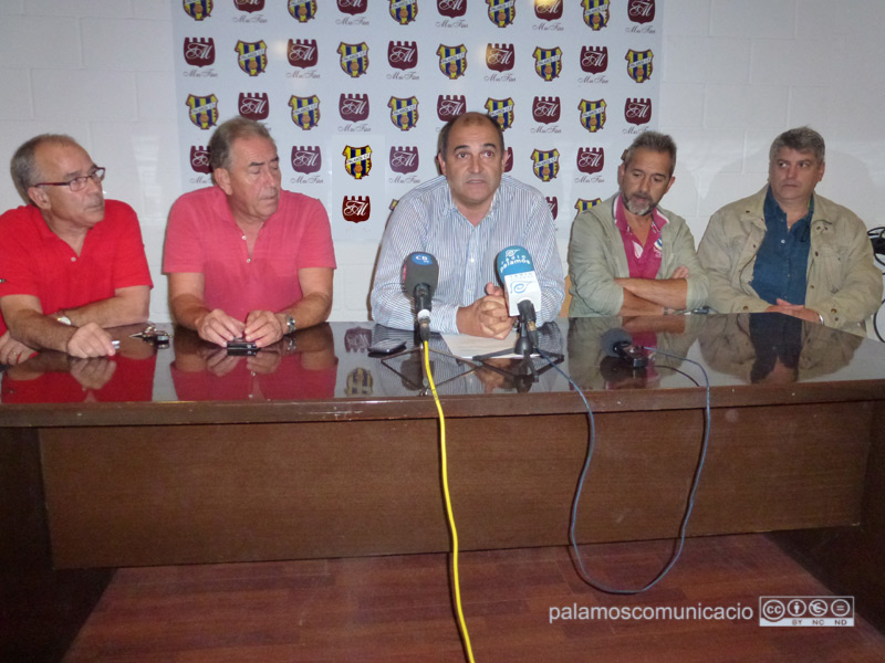El president del Palamós CF, Joan Pau Pérez, al centre, ahir durant la roda de premsa d'anunci d'eleccions.