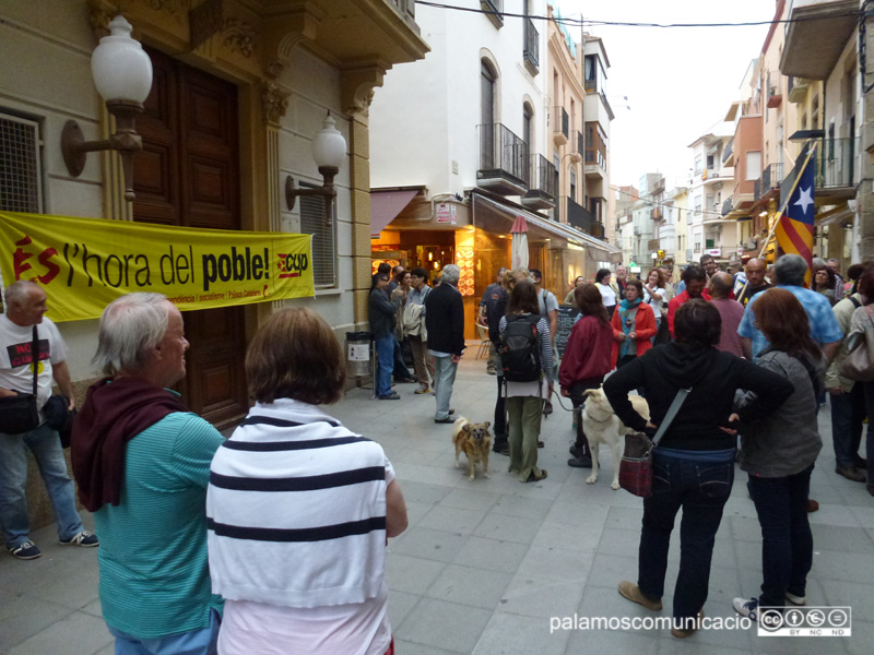 Imatge d'arxiu d'un acte de suport al 9N davant l'Ajuntament de Palamós.