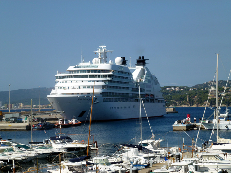 El Seabourn Sojourn al port de Palamós, en una imatge d'arxiu.