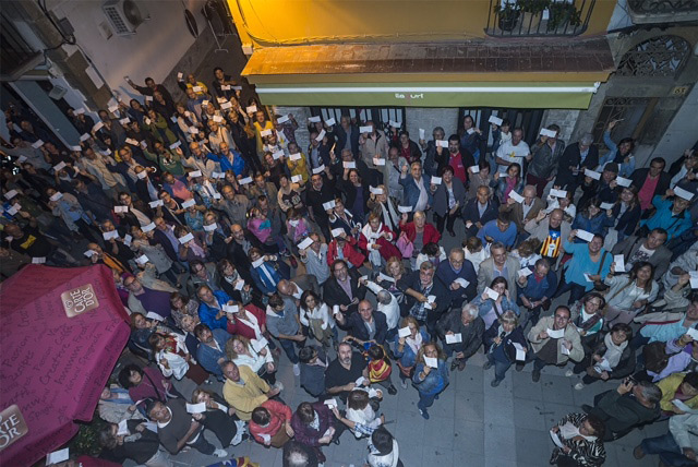 Els concentrats davant l'Ajuntament de Palamós, ahir al vespre. (Foto: J.Carlos Reyes).