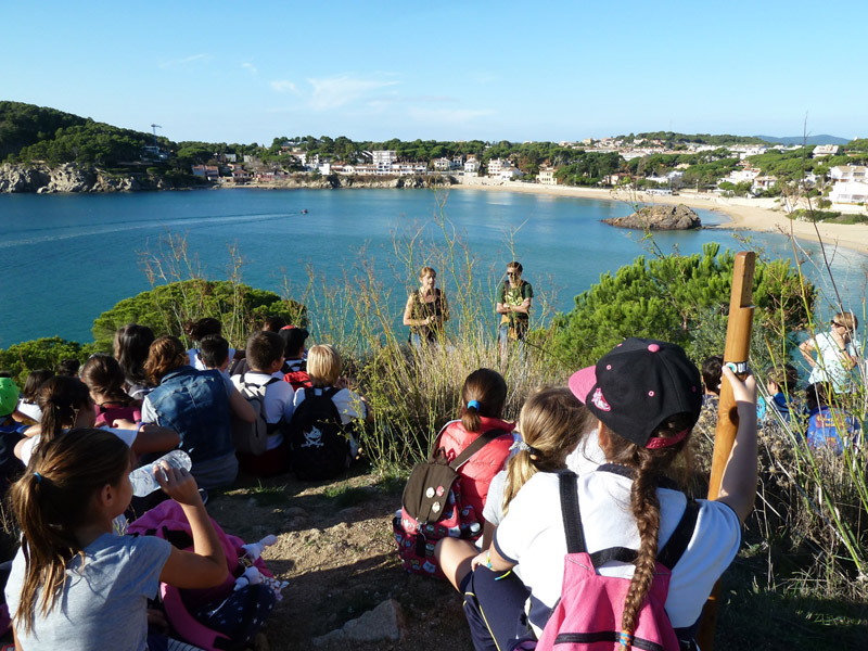 Alumnes a la visita guiada a les platges de llevant. (Foto: Ajuntament de Palamós).