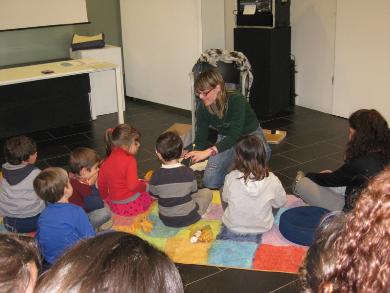 Sessió de 'Contes musicats' a la biblioteca, en una imatge d'arxiu.