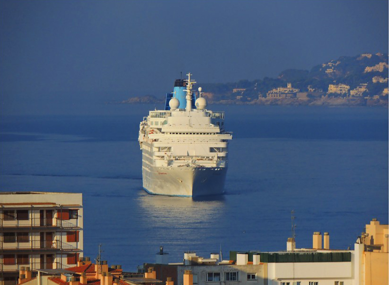 El Thomson Dream maniobrant al port de Palamós. (Foto: Anna Pérez).