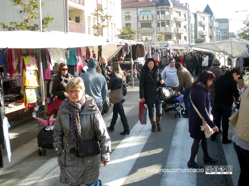 El mercat setmanal ocupa l'avinguda de Catalunya.