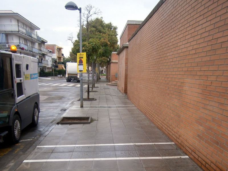 Neteja intensiva al carrer de Nàpols dins la campanya 'Fem dissabte'. (Foto: Ajuntament de Palamós).