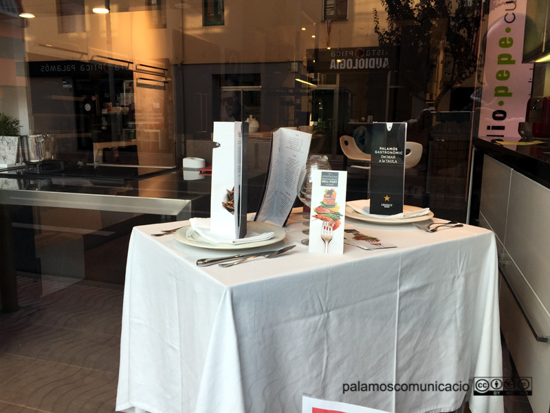 'Palamós gastronòmic' munta avui sopars a l'aparador d'una botiga.