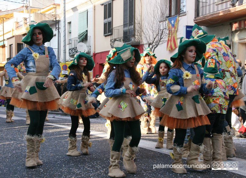 Un instant de la rua de comparses, l'activitat central del Carnaval de Palamós.