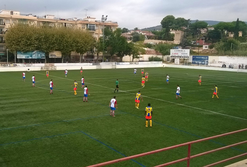 El Palamós va jugar ahir un gran partit al camp del Masnou. (Foto: Ramon Ribas.)