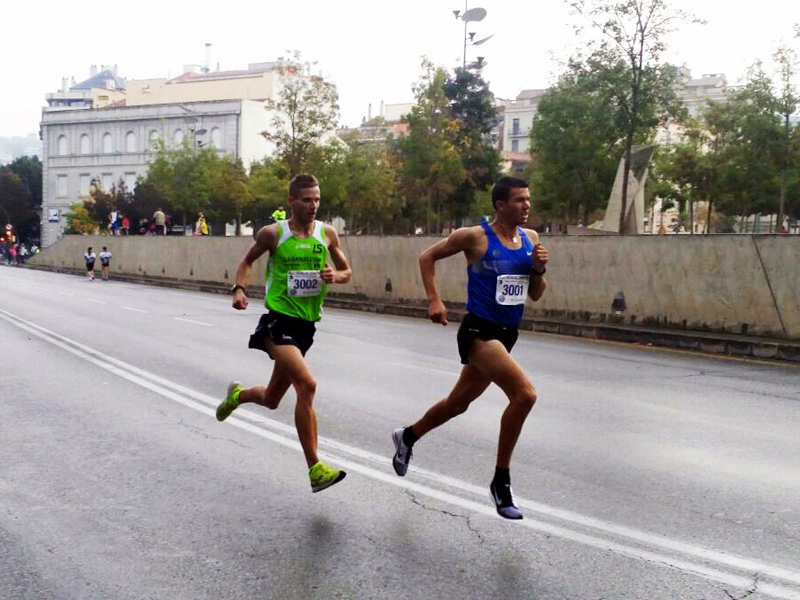 Adel Mechaal, de blau, a la Milla del Carrer Nou. (Foto: Facebook Adel Mechaal).