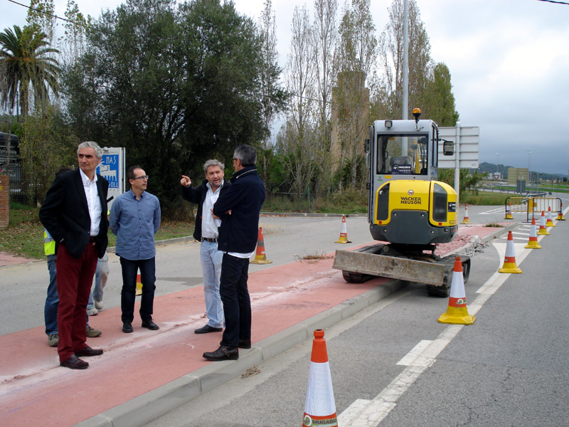 Tècnics i polítics municipals comproven l'estat de les obres del carril bici. (Foto: Ajuntament de Palamós.)