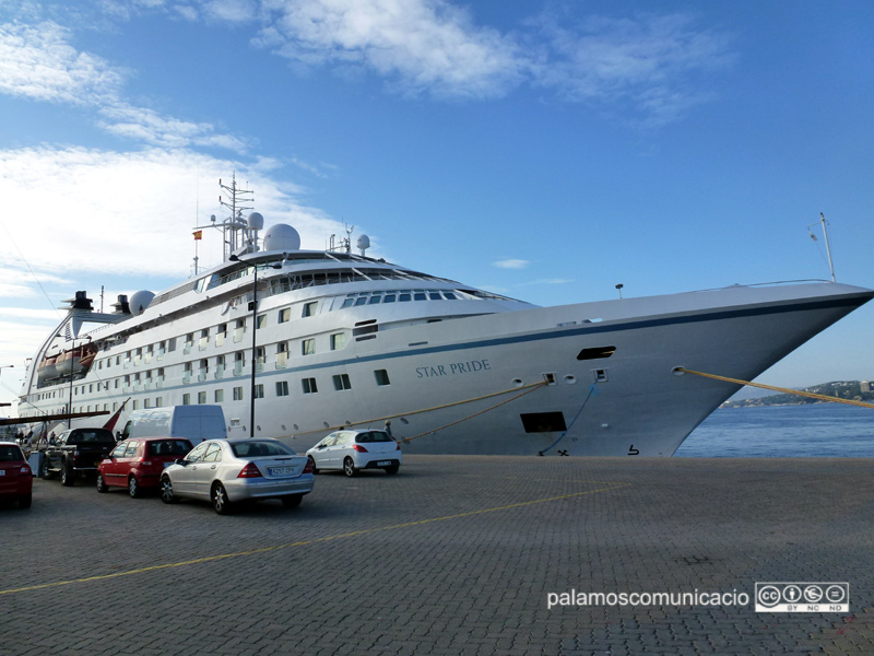 L'Star Pride, anomenat abans Seabourn Pride, al port de Palamós.
