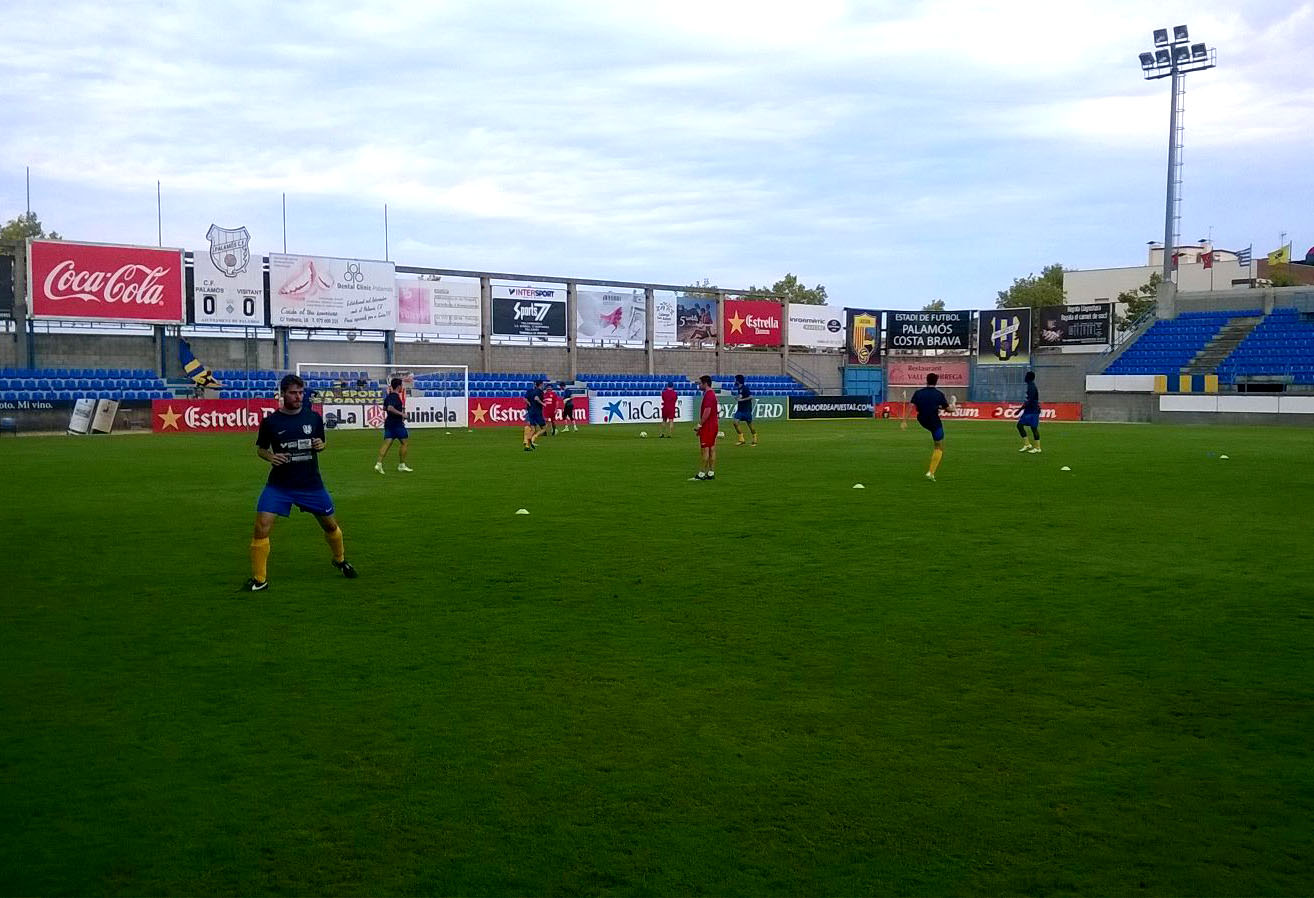 Els jugadros del Palamós escalfant abans del partit d'ahir.