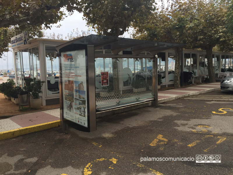 Els fets van passar a la parada que l'autobús nocturn té al passeig del Mar.