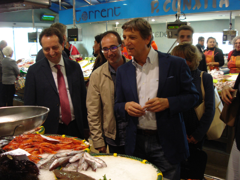 L'alcalde de Carrara visitant les parades del peix.