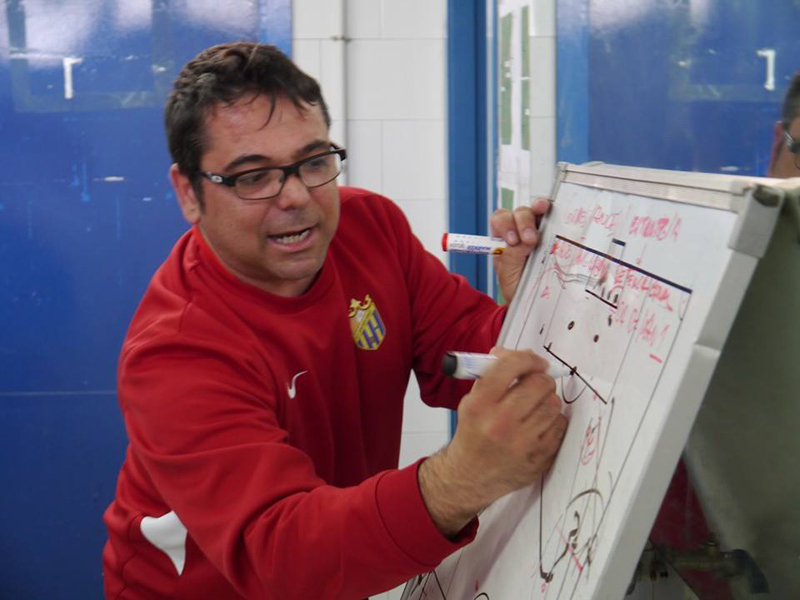 Fernández, quan entrenava al juvenil de l'Escola de Futbol Gironès-Sàbat.