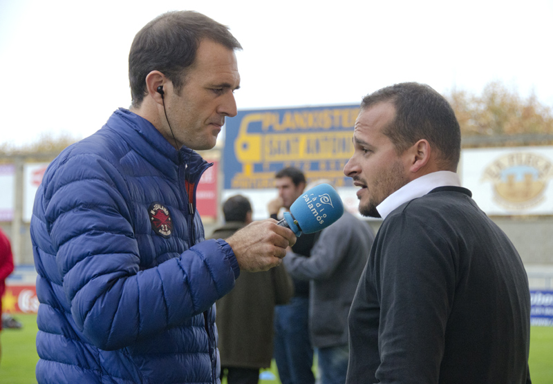 L'entrenador del Palamós, Joan Mármol, a la dreta, entrevistat per Ràdio Palamós. (Foto: Olga Grassot).