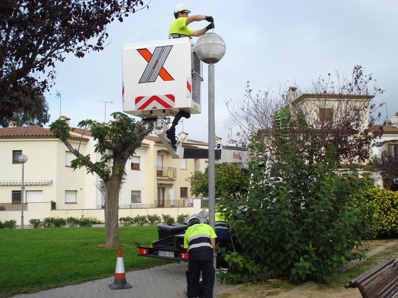 Operaris ocupats en les tasques de millora de l'enllumenat. (Foto: Ajuntament de Palamós).