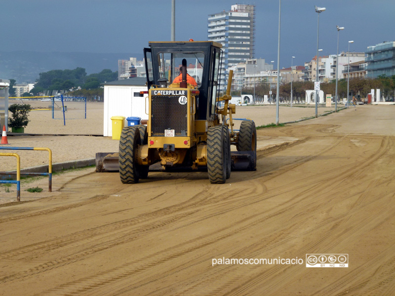 Maquinària treballant a l'aparcament de la platja Gran, aquest matí.