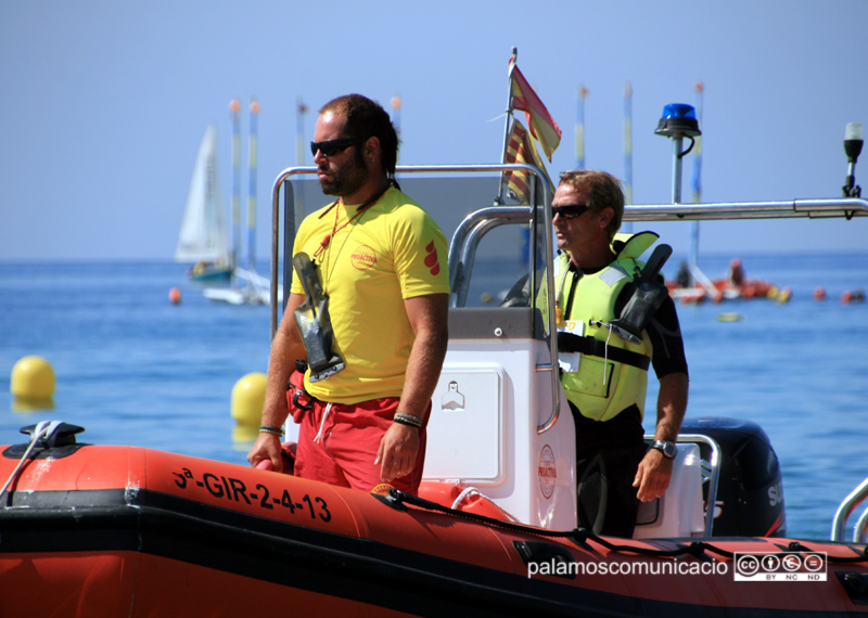 Efectius de socorrisme a la platja Gran de Palamós, en una imatge d'arxiu.