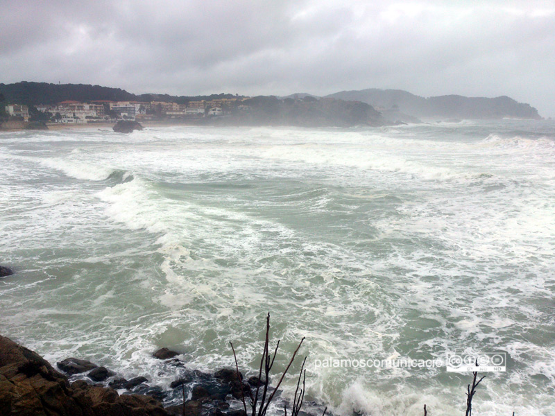 El Servei Meteorològic de Catalunya alerta de mar de fons amb onades que poden arribar als dos metres i mig d'altura.
