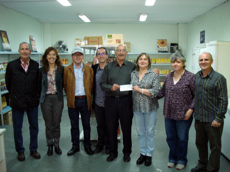 Acte de lliurament dels diners recaptats en el Campionat de Golf Platja. (Foto: Ajuntament de Palamós.)