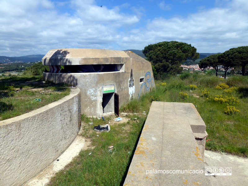 Una de les antigues bateries del puig del Molí de Vent.