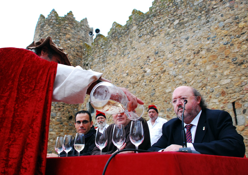El tast del vi novell és un dels principals reclams de la Festa del Vi Nou. (Foto: Ajuntament de Calonge.)