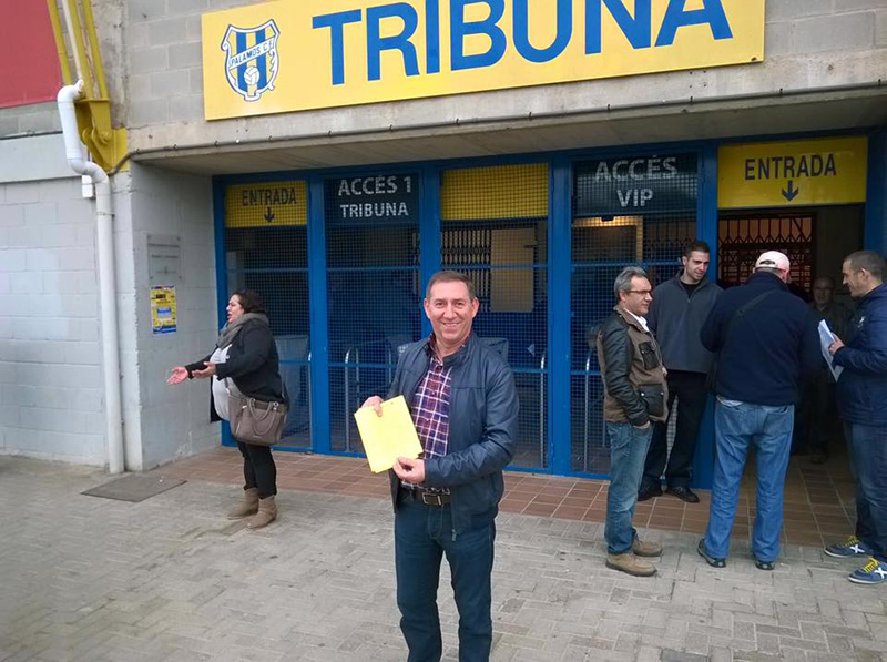 El candidat Toni Heras, ensenyant el seu programa electoral.