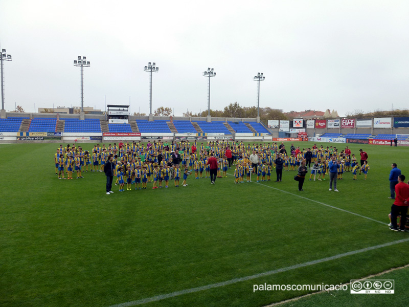Abans del partit es va fer la presentació dels equips de futbol base.