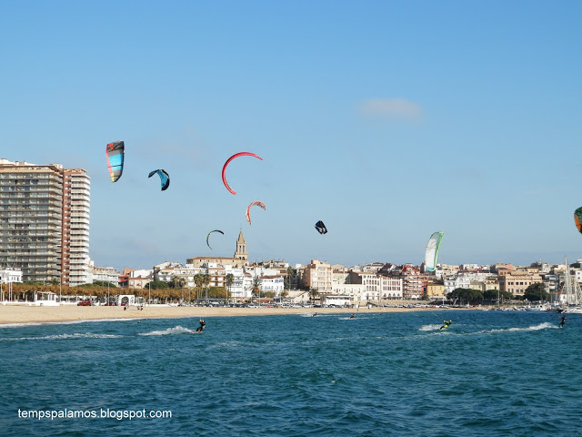Practicants de kite surf a la badia de Palamós. (Foto: tempspalamos.blogspot.com.)