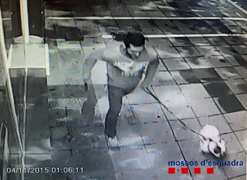 Imatge del presumpte lladre captada per una càmera de seguretat. (Foto: Mossos d'Esquadra.)