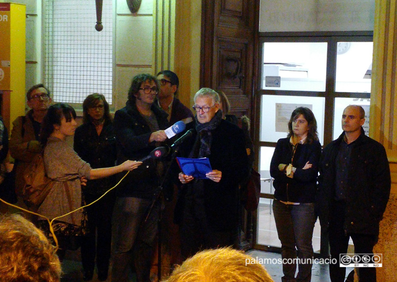 Lectura del manifest de rebuig al terrorisme, ahir davant l'Ajuntament.
