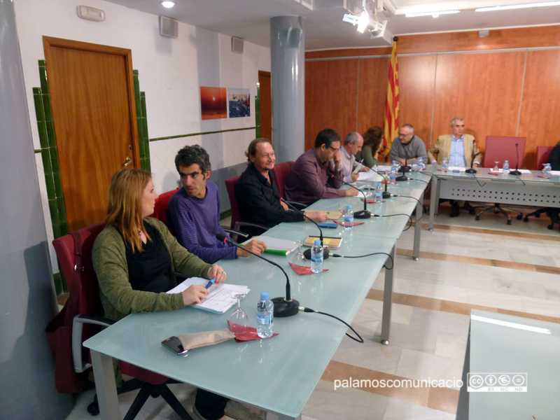 La regidora popular Vanesa Mányik conversant amb el regidor de la CUP, Joan Bohigas.