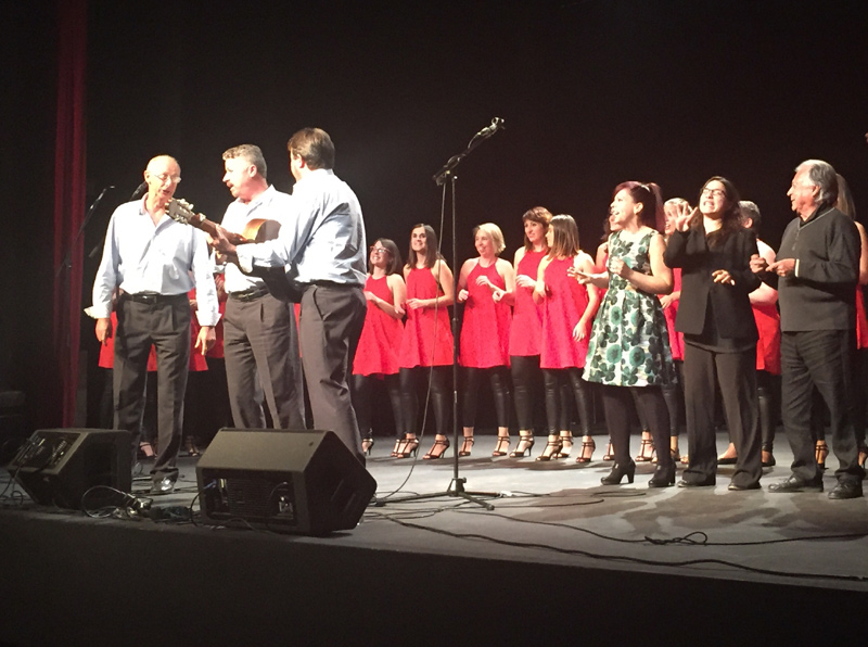 Actuació conjunta de tots els artistes participants diumenge a La Gorga. (Foto: Creu Roja Palamós.)