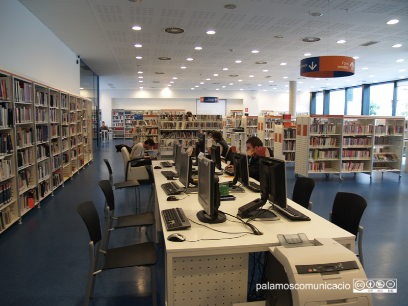 Ordinadors a la biblioteca municipal de Palamós.