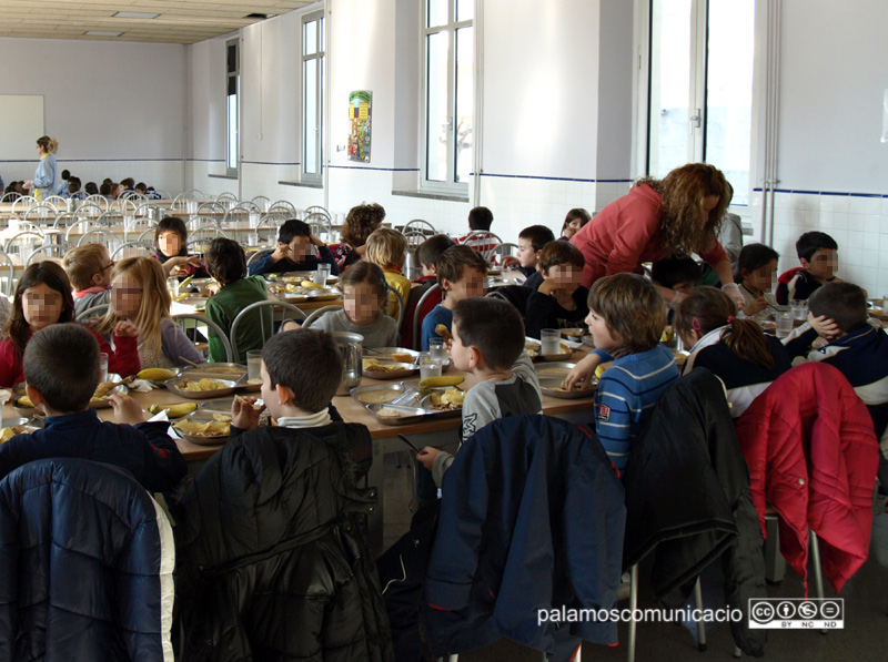 Alumnes en el menjador d'una escola.