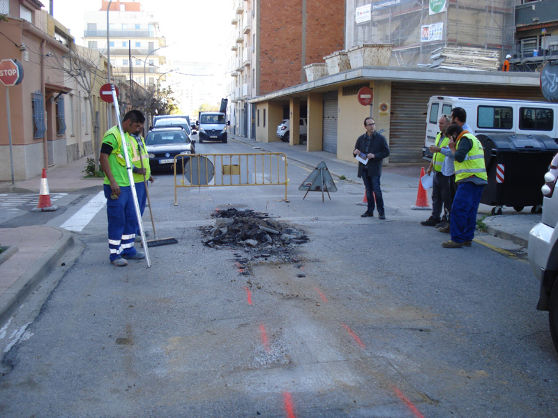 L'alcalde Lluís Puig comprova l'inici de les obres. (Foto: Ajuntament de Palamós.)
